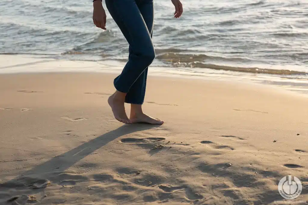 היתרונות המדהימים של גראונדינג וכיצד חידוש הקשר עם האדמה יכול להאריך את תוחלת החיים הבריאים שלך